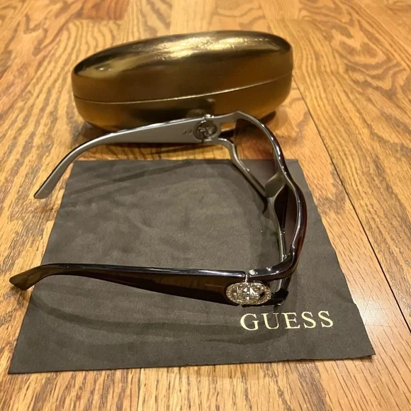 Guess | sunglasses case and cloth G logo on temple - Picture 10 of 10
